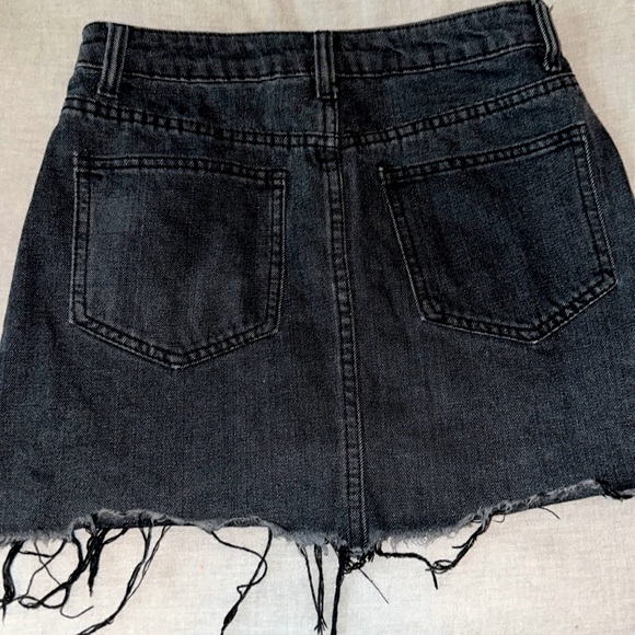 Signature 8 Red Rose Stitched Black Denim Frayed Mini Skirt - Picture 2 of 2